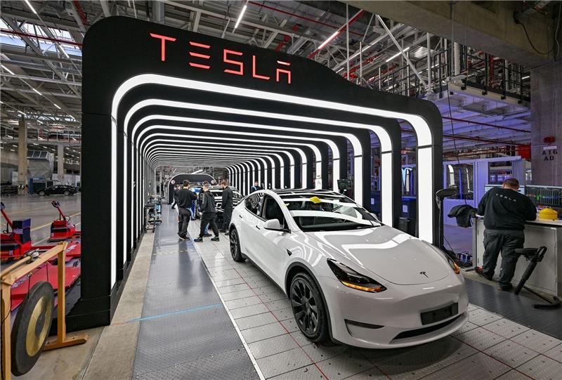 Tesla produziert in Grünheide 5000 Autos wöchentlich Mitarbeiter der Tesla Gigafactory Berlin Brandenburg arbeiten an der Endkontrolle der fertigen Elektrofahrzeuge vom Typ Model Y.