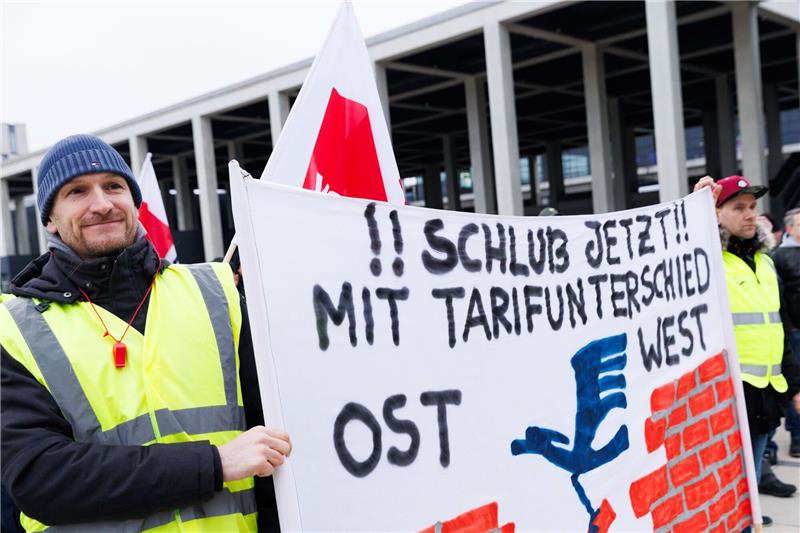 Erneut Warnstreik bei der Lufthansa Mitarbeiter der Unternehmenssparte Lufthansa Technik demonstrieren vor der Abflughalle im Terminal 1 des Flughafens BER.