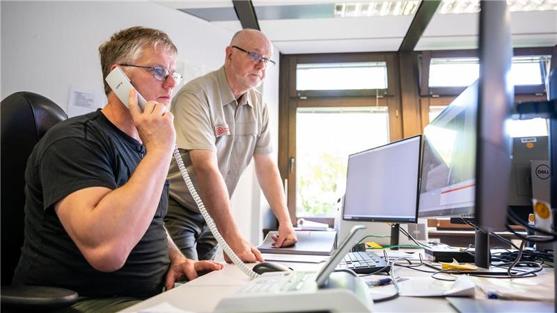 Mitarbeiter der Waldbrandzentrale werten Bilder der Überwachungskameras aus. (Archivfoto) 