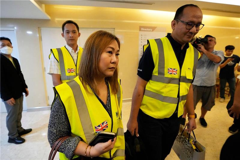 Nach Notlandung: Passagiere nach Singapur geflogen Mitarbeiter der britischen Botschaft besuchen in einem Hospital in Bangkok britische Passagiere, die bei dem Flug verletzt wurden.