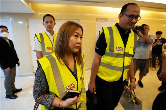 Mitarbeiter der britischen Botschaft besuchen in einem Hospital in Bangkok  britische Passagiere, die bei dem Flug verletzt wurden.