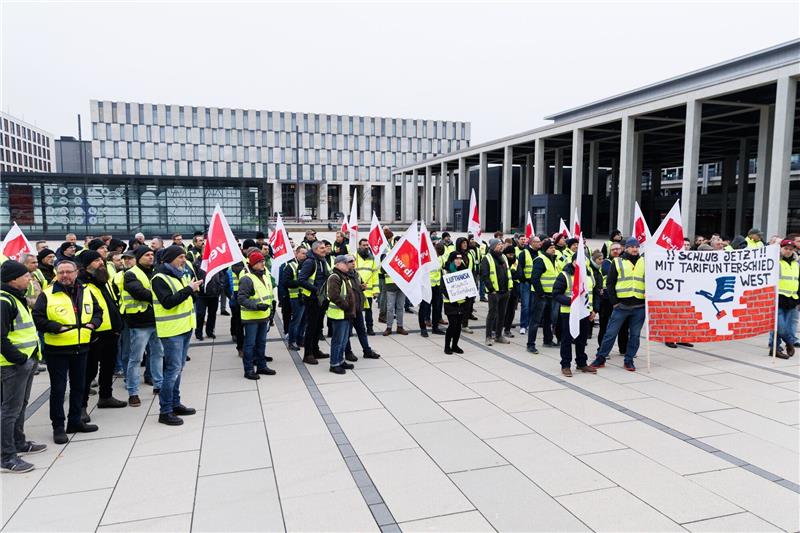 Nächster Verdi-Warnstreik bei Lufthansa trifft Passagiere Mitarbeiter der der Unternehmenssparte Lufthansa Technik demonstrieren vor der Abflughalle im Terminal 1 des Flughafens BER.