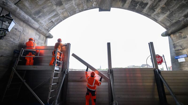 Teile Tschechiens, Polens und Österreichs sind unter Wasser Mitarbeiter der technischen Dienste in Dresden bauen einen Schutz gegen das Hochwasser der Elbe auf.