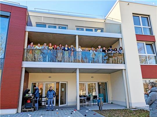 Mitarbeiter des Alten- und Pflegeheims Theresienhof in Goslar versammeln sich auf dem Balkon zu einem Gruppenfoto: Mit einer Grillparty haben sie das Ende der Maskenpflicht gefeiert. Foto: Privat