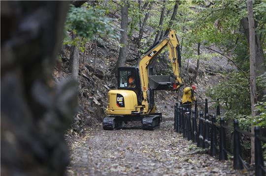 Mitarbeiter des Bauhofes der Stadt Thale und des Harzklubs beräumen des Präsidentenweg in Thale von Geröllmassen. Foto: Matthias Bein/DPA