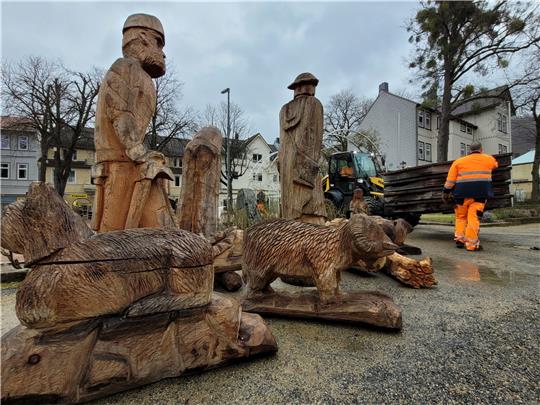 Mitarbeiter des Bauhofs transportieren Podest und Figuren ab. Foto: Exner
