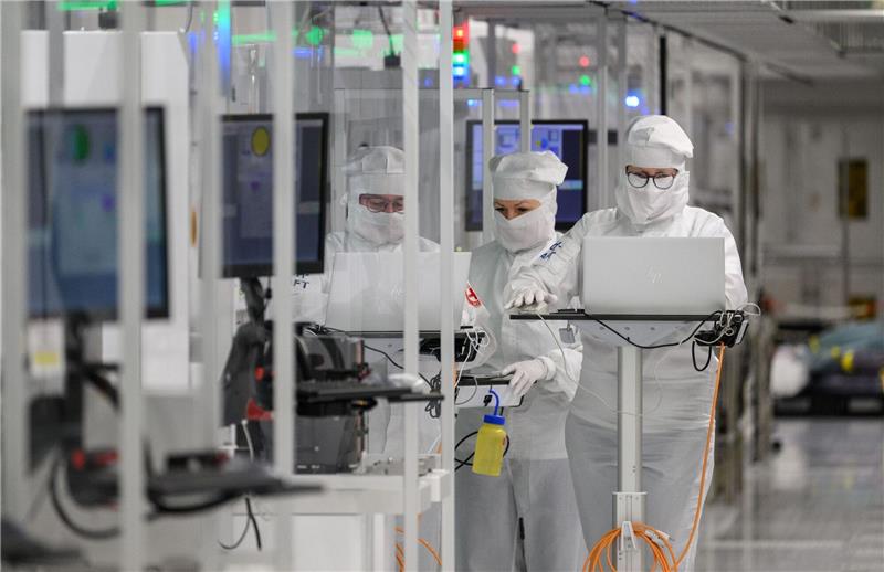 Mitarbeiter des Chipkonzerns Infineon arbeiten im Reinraum der Chipfabrik.