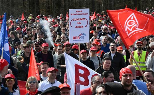 Mitarbeiter des Industriekonzerns Bosch bei einer Kundgebung der IG-Metall und des Bosch-Gesamtbetriebsrats in Gerlingen.