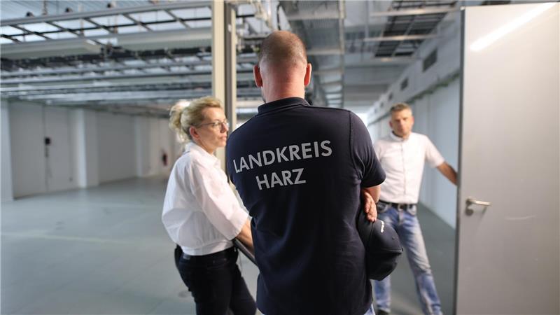 Mitarbeiter des Landkreises Harz besichtigen bei der Übergabe der Brockengebäude die Räume auf dem Brocken.
