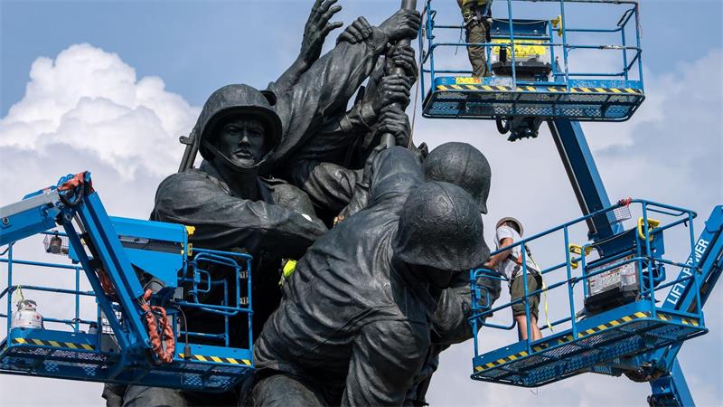 Mitarbeiter des National Park Service reinigen das United States Marine Corps War Memorial (Iwo-Jima-Denkmal) in Arlington.