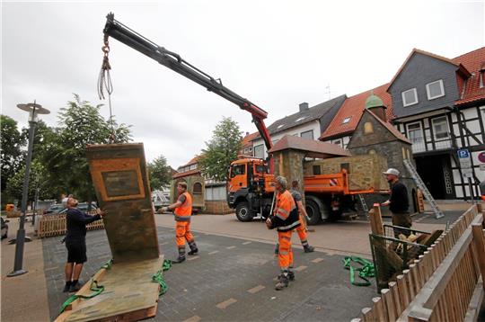 Mitarbeiter des Seesener Bauhofs stellen am Eingang zum Festgelände das Stadttor auf. Seit Tagen schon laufen die Aufbauarbeiten. Während des Festwochenendes wird die Bundesstraße 248 in der Ortsdurchfahrt gesperrt.  Foto: Gereke