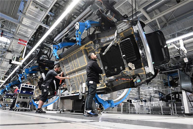 Mitarbeiter des Stuttgarter Autoherstellers Mercedes-Benz in Sindelfingen.