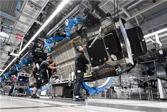 Mitarbeiter des Stuttgarter Autoherstellers Mercedes-Benz in Sindelfingen.