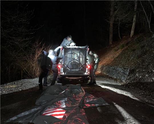 Mitarbeiter des Trentiner Forstkorps bereiten den Transport der Bärin JJ4, die in der Nacht mit Hilfe einer großen Rohrfalle gefasst wurde, in ein Wildreservat vor.