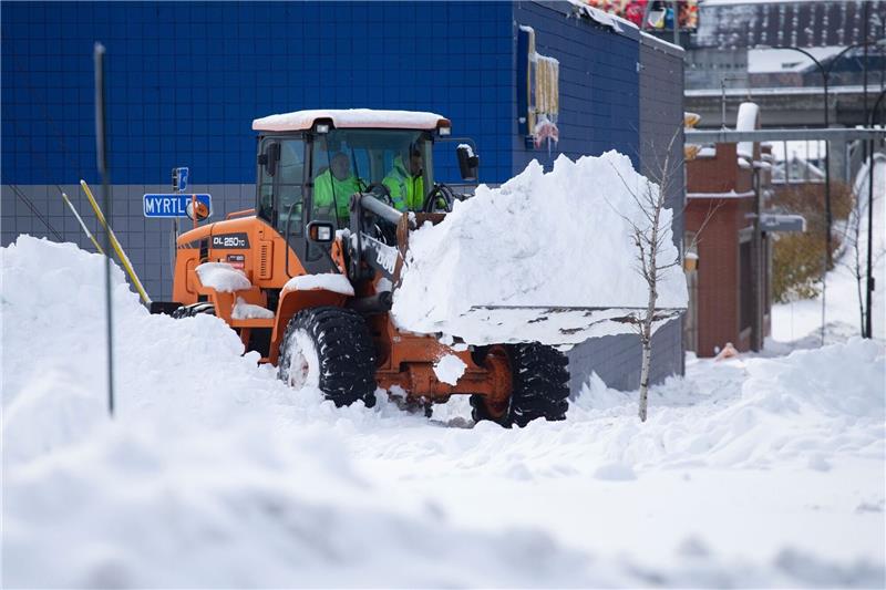 Mitarbeiter des Winterdienstes räumen Schnee weg.