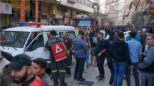 Mitarbeiter des Zivilschutzes am Ort eines israelischen Angriffs im südlichen Vorort von Beirut. 