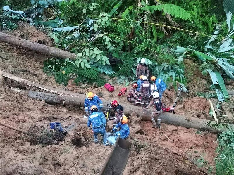 Mindestens 16 Tote bei Erdrutsch in Malaysia Mitarbeiter des Zivilschutzes suchen in Batang Kali nach Überlebenden.