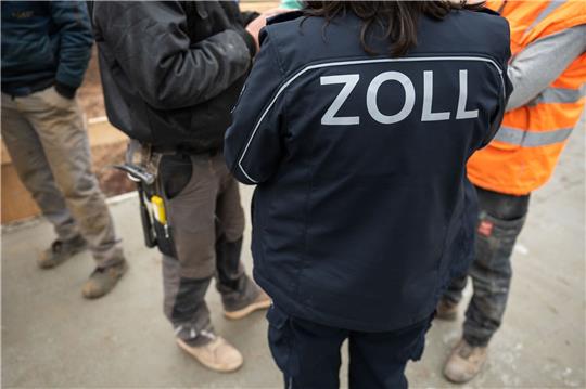 Mitarbeiter des Zolls führen in Erfurt eine Schwerpunkt-Kontrolle zur Schwarzarbeit in einem Baugewerbe durch.