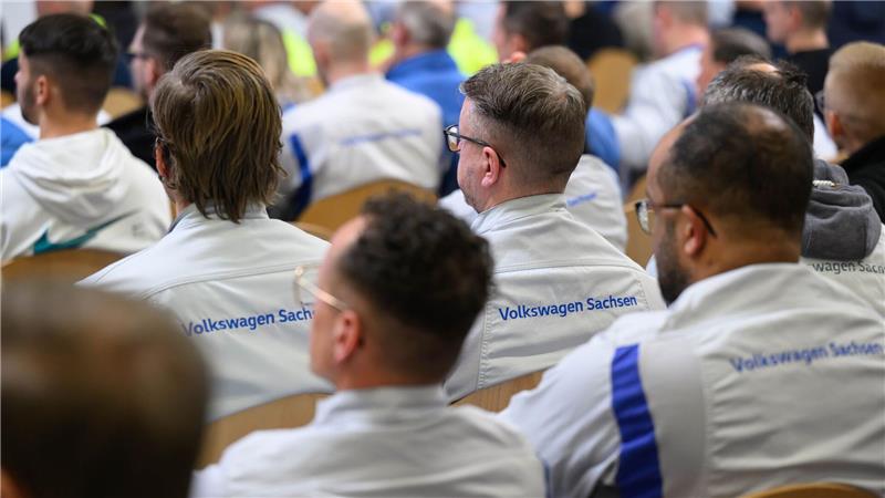 VW-Werk Zwickau behält Cupra-Modell - 35. Jubiläum Mitarbeiter des Zwickauer Volkswagen-Werkes bei einer Feierstunde zum 35. Jubiläum. Dabei wurde bekannt, dass die Autofabrik entgegen früherer Planungen ein Mehrmarken-Standort bleiben wird.