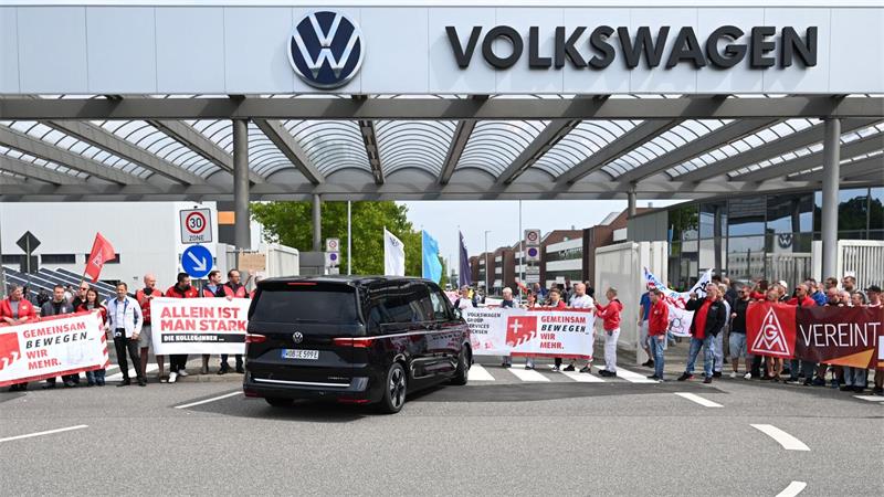 Vorerst letzte Betriebsversammlung – Wo VW jetzt steht Mitarbeiter empfangen VW-Chef Blume in Zwickau. (Archivbild)