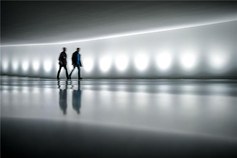 Mitarbeiter gehen durch den Verbindungstunnel vom Reichstagsgebäude mit dem Bundestag zum Paul-Löbe-Haus. Seit Tagen ringen die Spitzen der Regierungsparteien hinter verschlossenen Türen um Wege aus dem Milliardenloch im Haushalt.