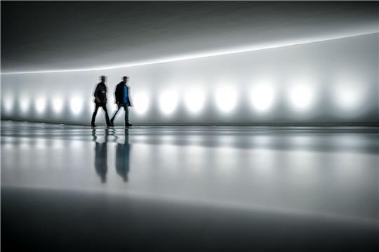 Mitarbeiter gehen durch den Verbindungstunnel vom Reichstagsgebäude mit dem Bundestag zum Paul-Löbe-Haus. Seit Tagen ringen die Spitzen der Regierungsparteien hinter verschlossenen Türen um Wege aus dem Milliardenloch im Haushalt.