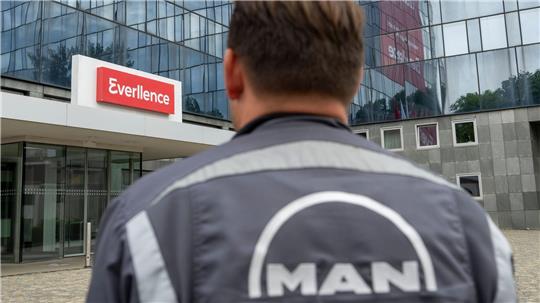 Mitarbeiter haben auf ihren Overalls noch das alte Logo von MAN, aber das Augsburger Traditionsunternehmen heißt nun Everllence.