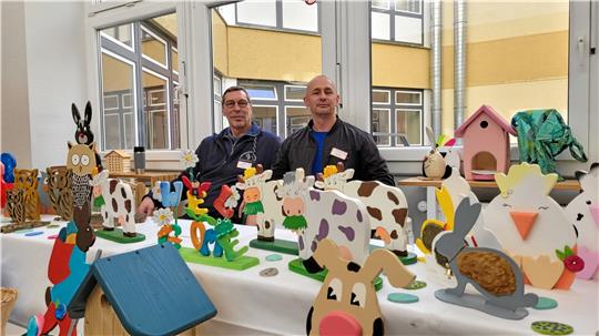 Mitarbeiter (v.l.) Heiko Losch und Karl-Heinz Wagner verkaufen Holzarbeiten. Foto: Skuza