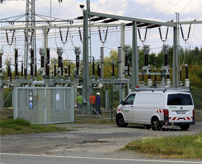 Netzbetreiber: „Schutzauslösung“ trennt 35.000 Haushalte vom Strom Mitarbeiter von Avacon im Umspannwerl in Oker. Foto: Epping