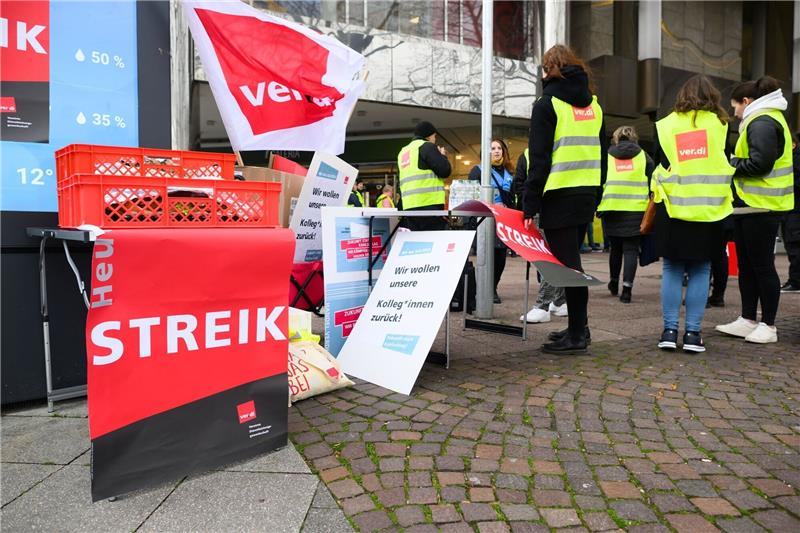 Mitarbeiter von Galeria Karstadt Kaufhof in Hannover stehen bei einem Streik vor der Filiale am Hauptbahnhof.