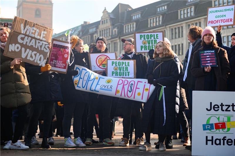 RTL plant Wegfall von 700 Stellen bei Gruner + Jahr Mitarbeiter von Gruner + Jahr protestieren mit Plakaten auf dem Hamburger Rathausmarkt gegen den geplanten Stellenabbau.