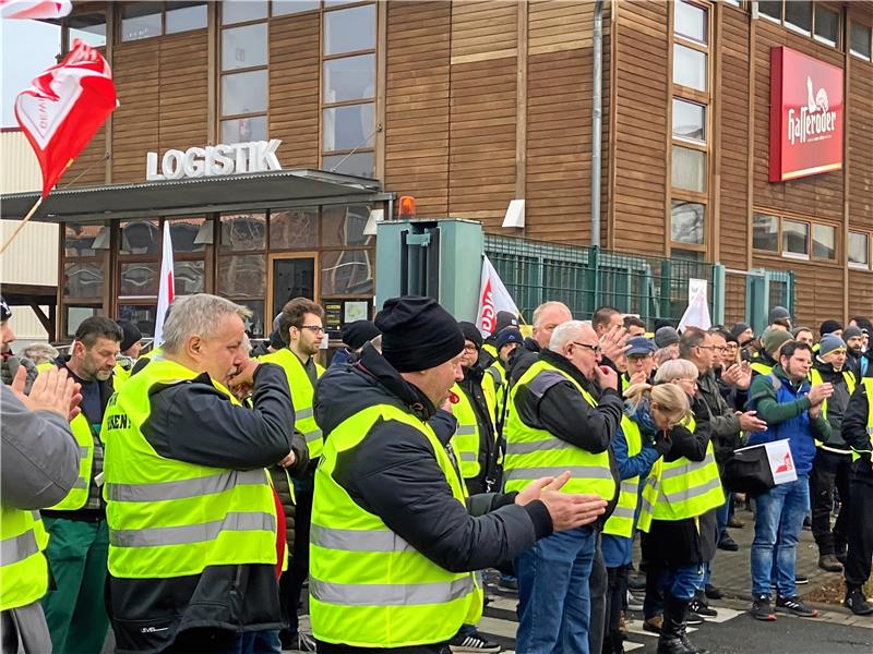 Streik bei Hasseröder in Wernigerode Mitarbeiter von Hasseröder während eines ersten Warnstreiks im November. Foto: NGG