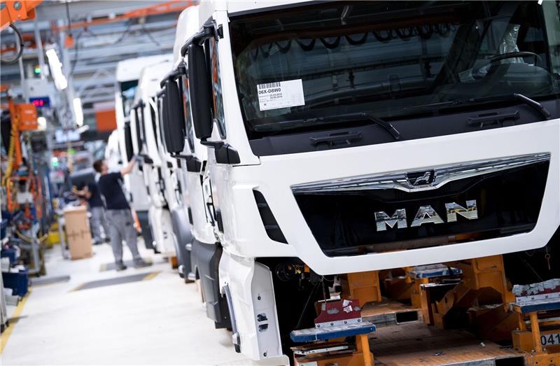 Traton nach starkem Abschluss optimistisch für 2024 Mitarbeiter von MAN Truck & Bus arbeiten in einer Produktionsstraße. MAN Truck & Bus ist ein Unternehmen der Traton SE.
