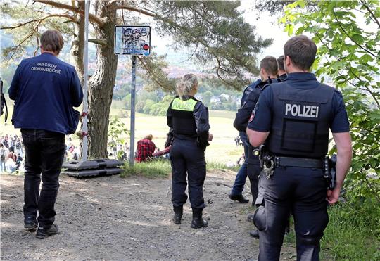 Mitarbeiter von Polizei und Ordnungsamt am „Blauen Haufen“.  Foto: Neuendorf