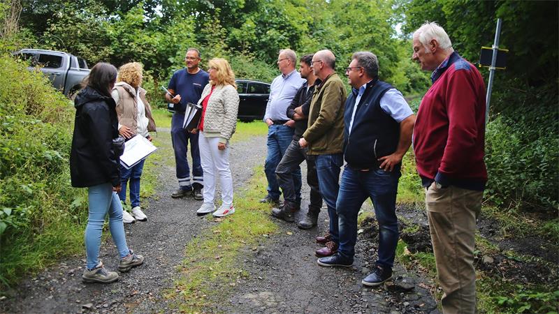 Das Bild zeigt Mitarbeiter von Stadt, Baufirma und Energieversorger, die an der Schwalbenherd-Brücke den Ablauf der Arbeiten besprechen. 