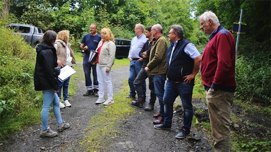 Das Bild zeigt Mitarbeiter von Stadt, Baufirma und Energieversorger, die an der Schwalbenherd-Brücke den Ablauf der Arbeiten besprechen. 