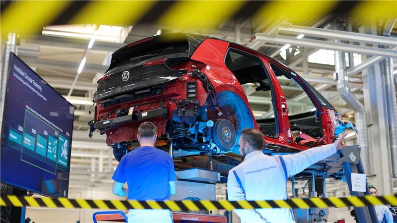 Mitarbeiter von VW Zwickau zerlegen einen VW ID.3. 