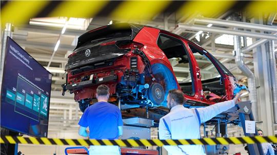 Mitarbeiter von VW Zwickau zerlegen einen VW ID.3. 