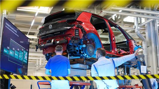 Mitarbeiter von Volkswagen in Zwickau zerlegen einen VW ID.3. 