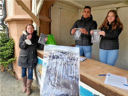 Mitarbeiter von der Goslar Marketing Gesellschaft und der Stadt Goslar kümmern sich um die Verteilung der Bändchen.  Fotos: Sowa