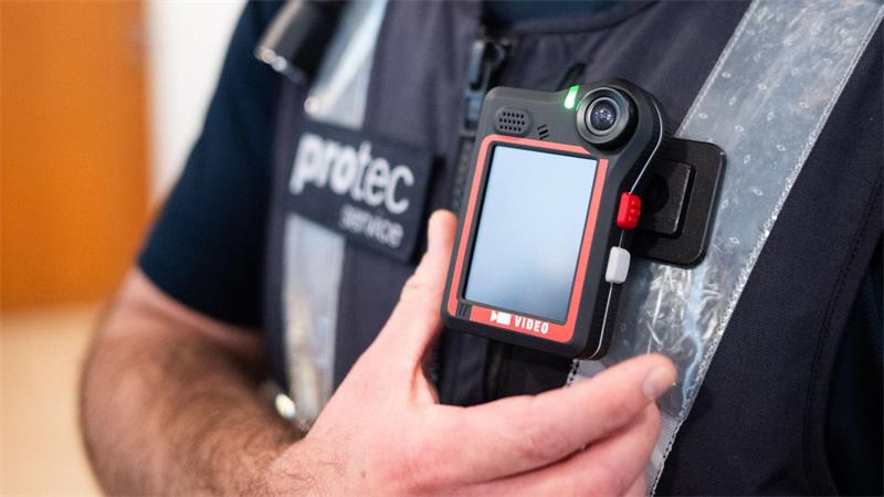 Mitarbeiter werden mit Kameras ausgestattet, um bei Bedarf bestimmte Situationen an Bahnhaltestellen und in Stadtbahnen per Videoaufnahme festzuhalten.