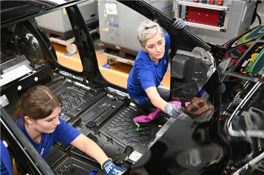 Mitarbeiterinnen arbeiten am neuen vollelektrischen ID.7 von Volkswagen im Werk Emden.