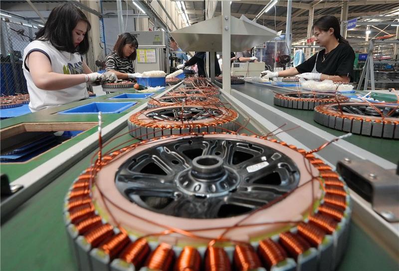 Mitarbeiterinnen arbeiten in der Werkstatt eines Elektrofahrradherstellers in der Lutai-Wirtschaftsentwicklungszone der Stadt Tangshan.