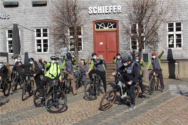 Mitarbeiterinnen der Tourist-Information Goslar dürfen die erste Testfahrt per E-Bike in Richtung Hahnenklee unternehmen. Ab April kann sich jeder die Räder leihen, der Touren durch den Harz unternehmen will. Foto: Seilkopf