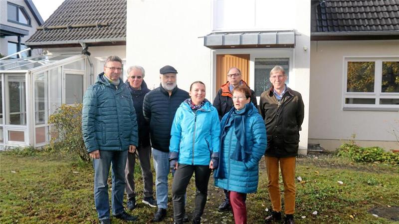 Rechtsstreit vor dem Landgericht um Haus in Goslar Mitglieder aus Vorstand und Kuratorium der Naturschutzstiftung Gesa und Gerhard Hartmann Ende 2023 vor dem Haus in Goslar, um das vor dem Landgericht Braunschweig gestritten wird.