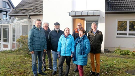 Mitglieder aus Vorstand und Kuratorium der Naturschutzstiftung Gesa und Gerhard Hartmann Ende 2023 vor dem Haus in Goslar, um das vor dem Landgericht Braunschweig gestritten wird.