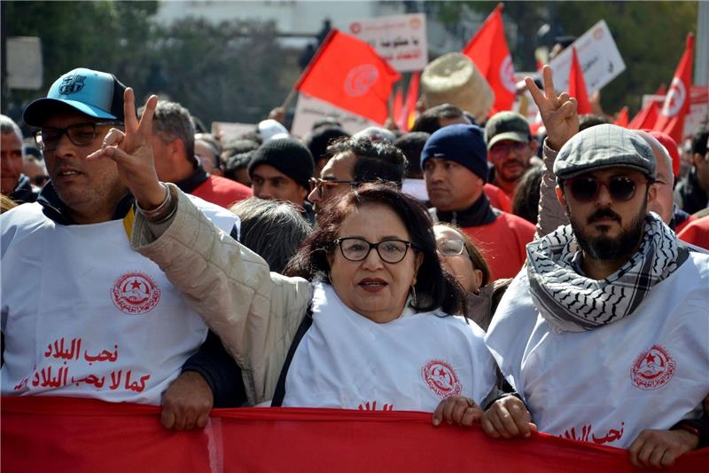 Bundestags-Grüne kritisieren Kurs von Tunesiens Präsident Mitglieder der Allgemeinen Tunesischen Arbeitergewerkschaft (UGTT) protestieren in Tunis gegen die Politik von Präsident Saied teil.