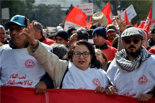 Mitglieder der Allgemeinen Tunesischen Arbeitergewerkschaft (UGTT) protestieren in Tunis gegen die Politik von Präsident Saied teil.