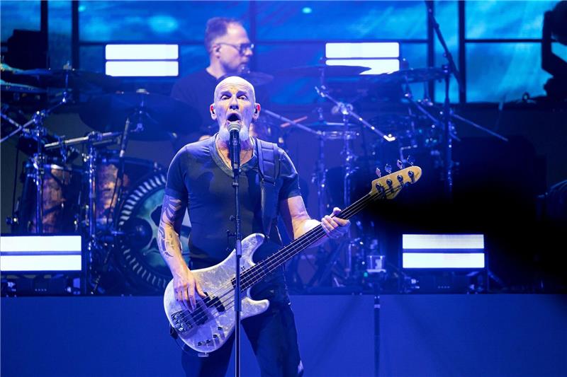 Mitglieder der Band «Santiano» treten in der ZAG-Arena in Hannover auf.