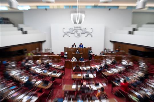 Mitglieder der Bremischen Bürgerschaft nehmen an einer Plenarsitzungen teil.